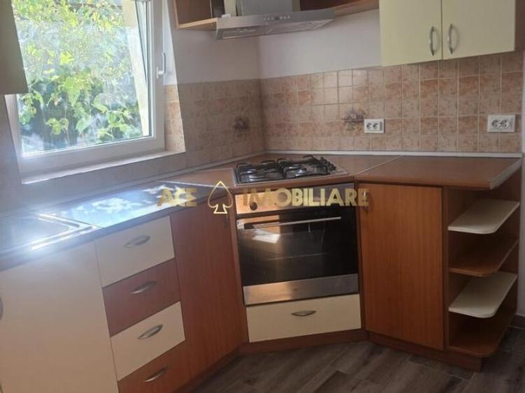 Casă individuală cu 4 camere cu Canalizare în Colentina