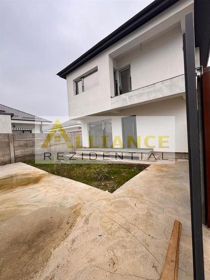 Duplex cu 4 camere decomandat cu Canalizare în Central