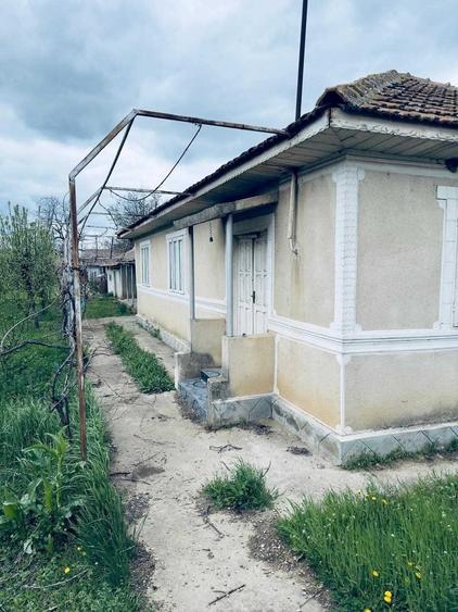 Casă cu 4 camere în Luciu