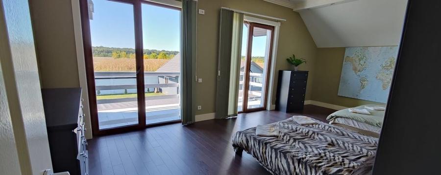 Casă individuală cu 5 camere cu Piscina în Izvorani