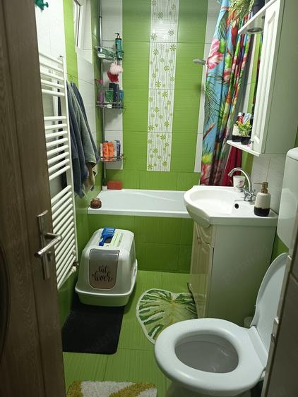 Apartament cu 4 camere semidecomandat în Obor