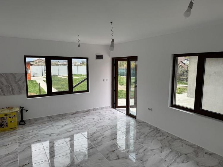 Casă cu 3 camere în Podenii Noi