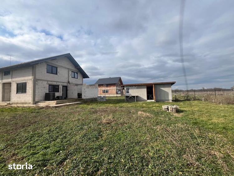 Casă cu 5 camere cu Teren 1414 Mp în Știuca
