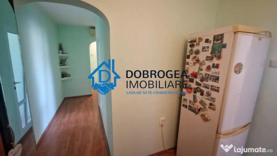 Apartament cu 3 camere semidecomandat în Central