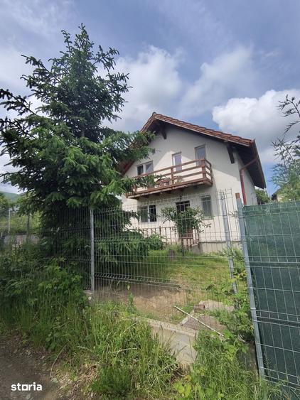 Casă cu 5 camere cu Teren 425 Mp în Sadu