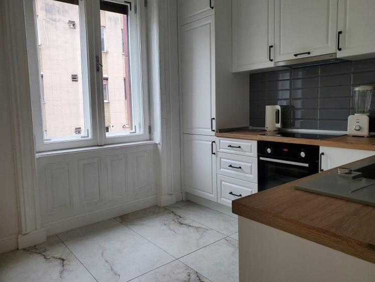 Inchiriez apartament 3 camere zona Ultracentrala - ID : RH-40067 - 1