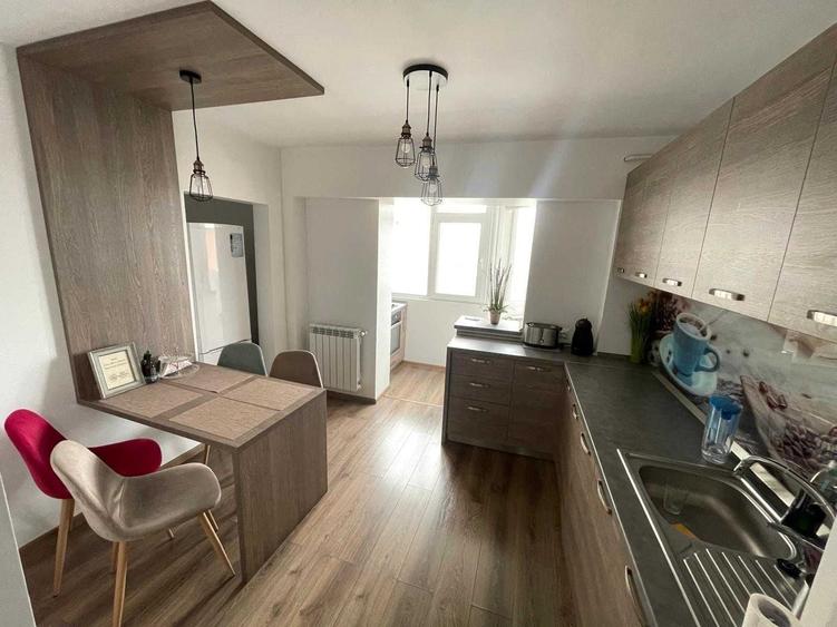 Apartament cu 3 camere decomandat în Faleză