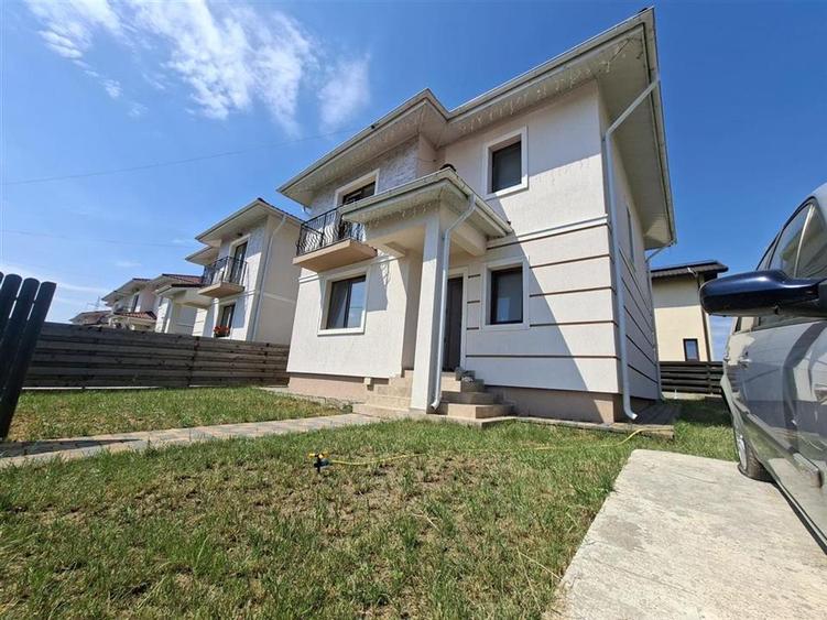Casă individuală cu 4 camere cu Canalizare în Miroslava