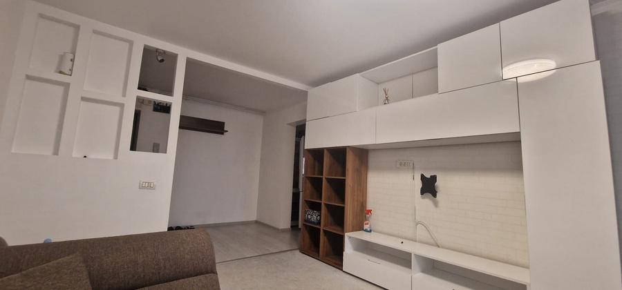 Apartament cu 3 camere semidecomandat în Giurgiului