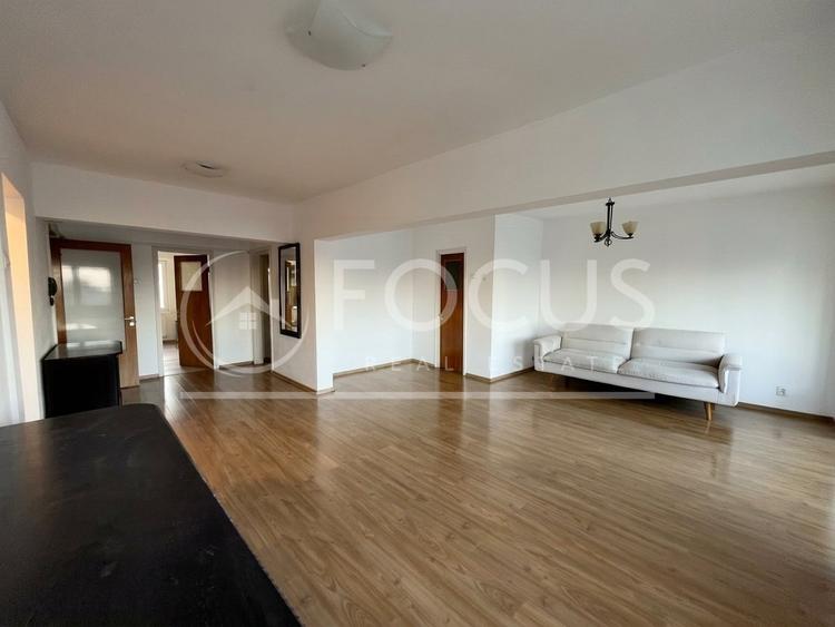 Apartament cu 3 camere semidecomandat, mobilat în Tei
