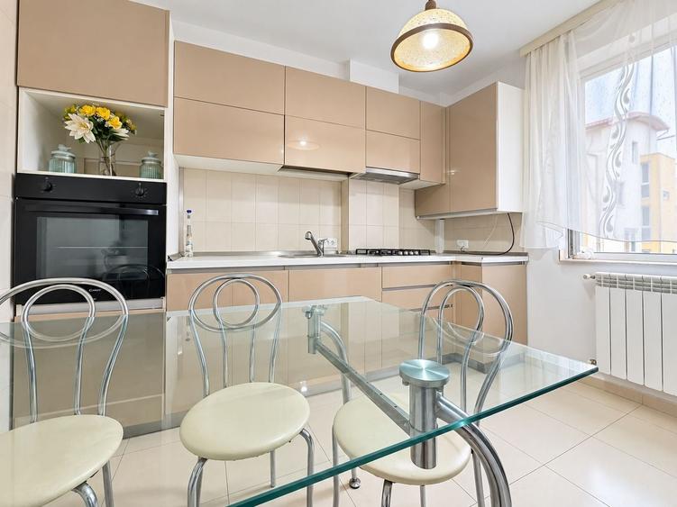 Apartament cu 3 camere decomandat, mobilat în Lipovei