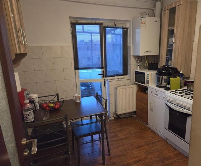 Apartament cu 3 camere decomandat în Rovine