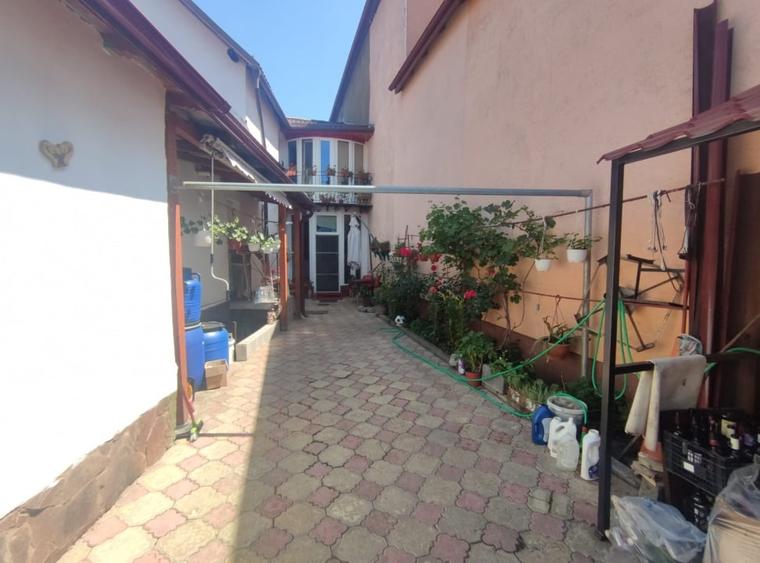 Casă cu 6 camere cu Teren 220 Mp în Griviței