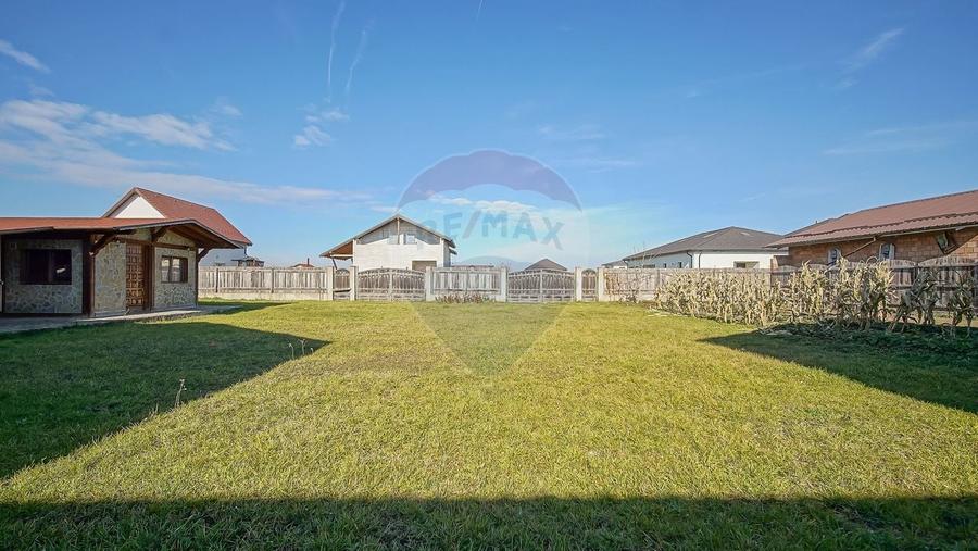 Casă individuală cu 5 camere cu Teren 700 Mp în Sânpetru