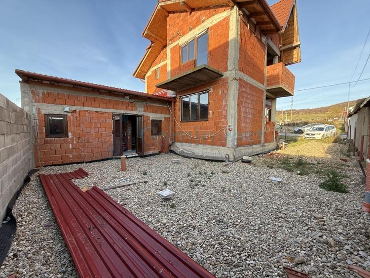 Casă individuală cu 6 camere cu Canalizare în Betfia