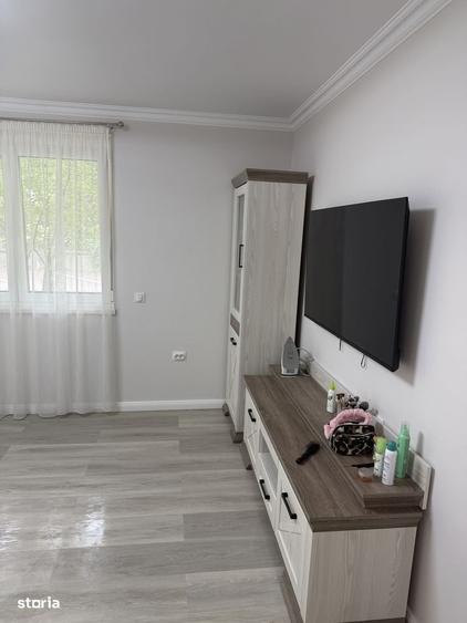 Apartament cu 3 camere decomandat în Cornișa
