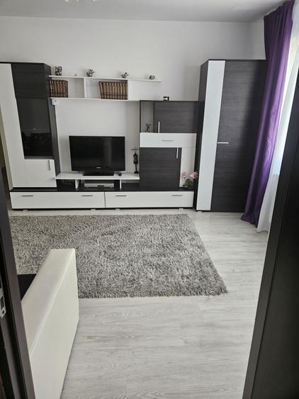 Apartament cu 2 camere semidecomandat în Micro 11