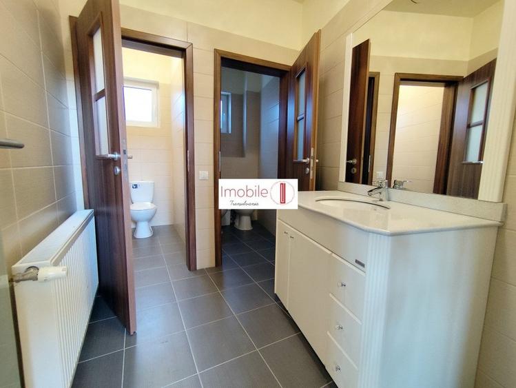 Casă individuală cu 8 camere cu Canalizare în Gruia