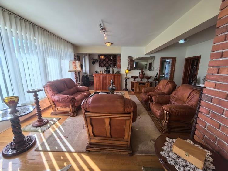 Casă individuală cu 8 camere cu Canalizare în Cetății