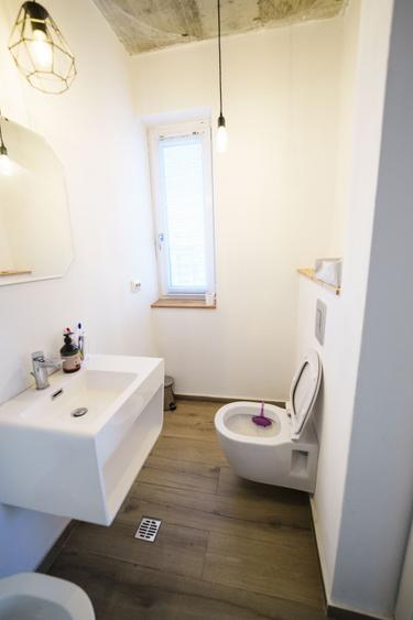 Apartament cu 3 camere semidecomandat, mobilat în Craiovița Nouă