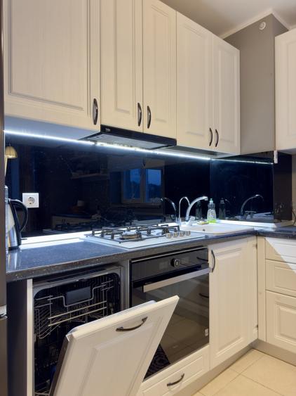 Apartament cu 3 camere semidecomandat, mobilat în Tătărași