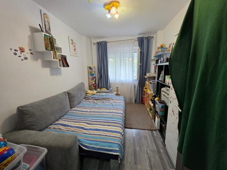Apartament cu 3 camere semidecomandat în Dristor