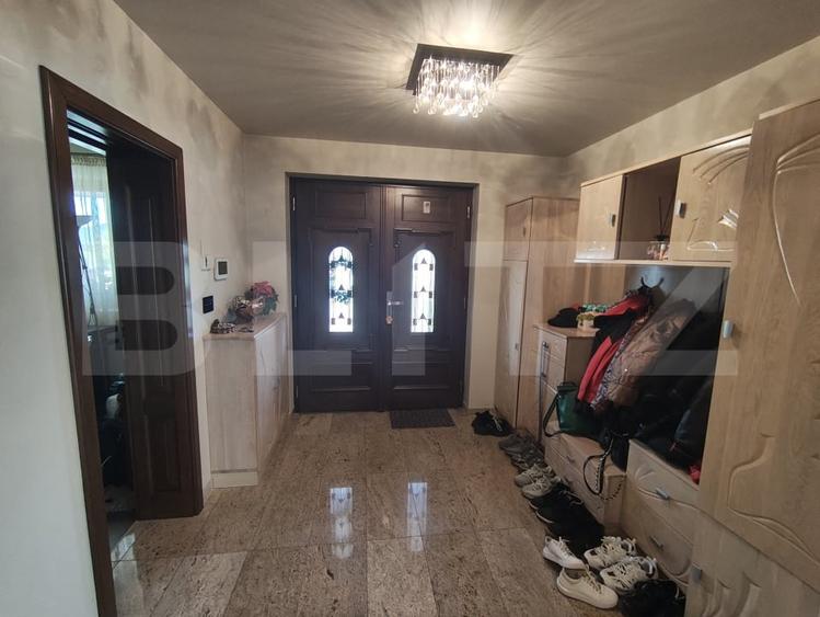 Casă individuală cu 6 camere cu Canalizare în Sânmartin