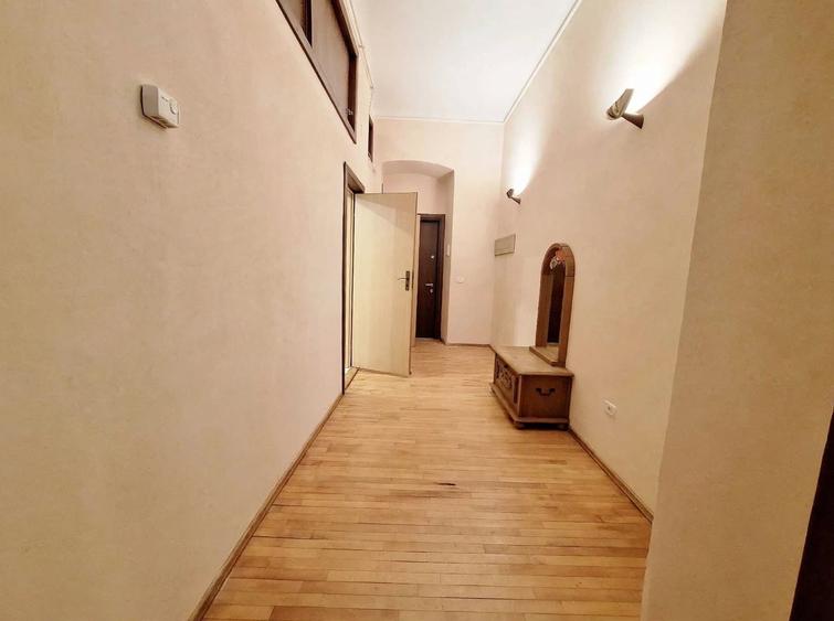 Apartament cu 3 camere semidecomandat, mobilat în Central