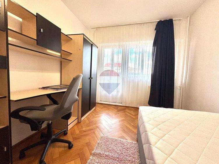Apartament cu 4 camere decomandat, mobilat în Central