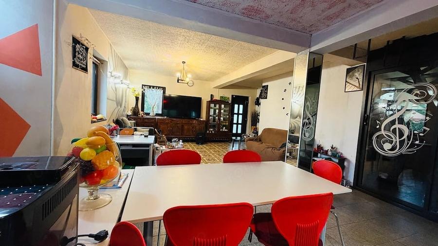 Casă cu Teren 1300 Mp în Parța