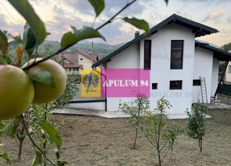 Casă individuală cu 9 camere decomandat cu Canalizare în Central