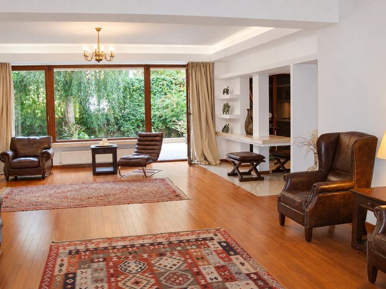 Apartament cu 3 camere decomandat, mobilat în Calea Victoriei