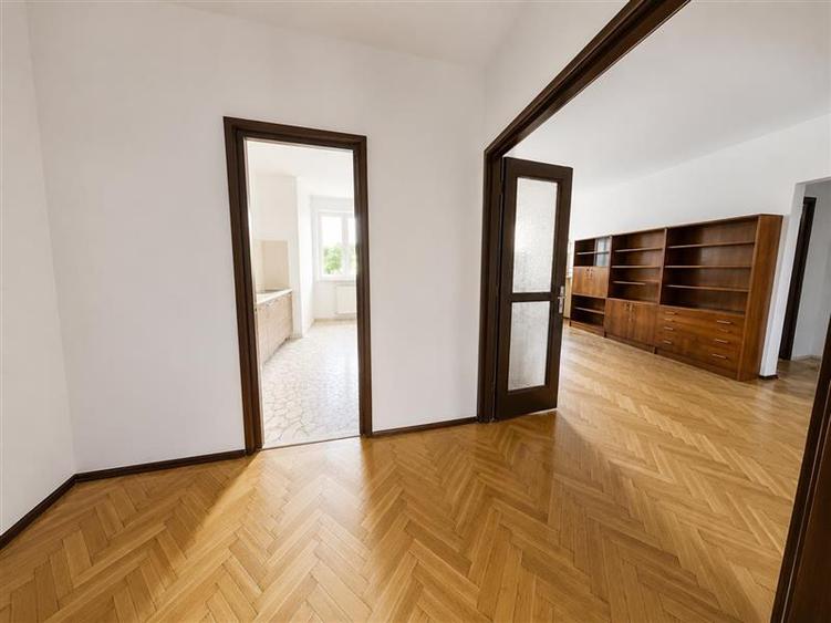 Apartament cu 4 camere decomandat în Central