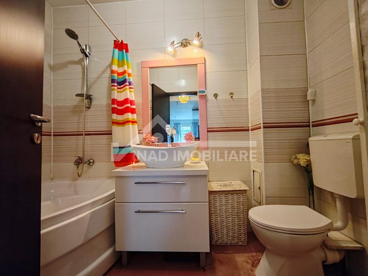 Apartament cu 3 camere semidecomandat, mobilat în Florești