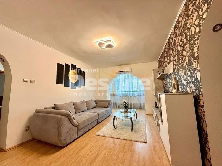 Apartament cu 3 camere semidecomandat, mobilat în Central