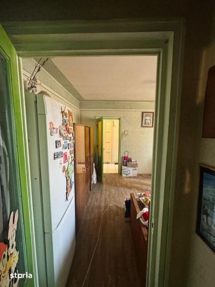Apartament cu 3 camere semidecomandat în Craiovița Nouă
