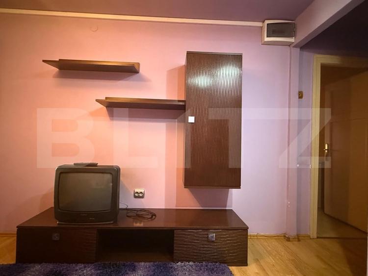 Apartament cu 3 camere semidecomandat, mobilat în Central