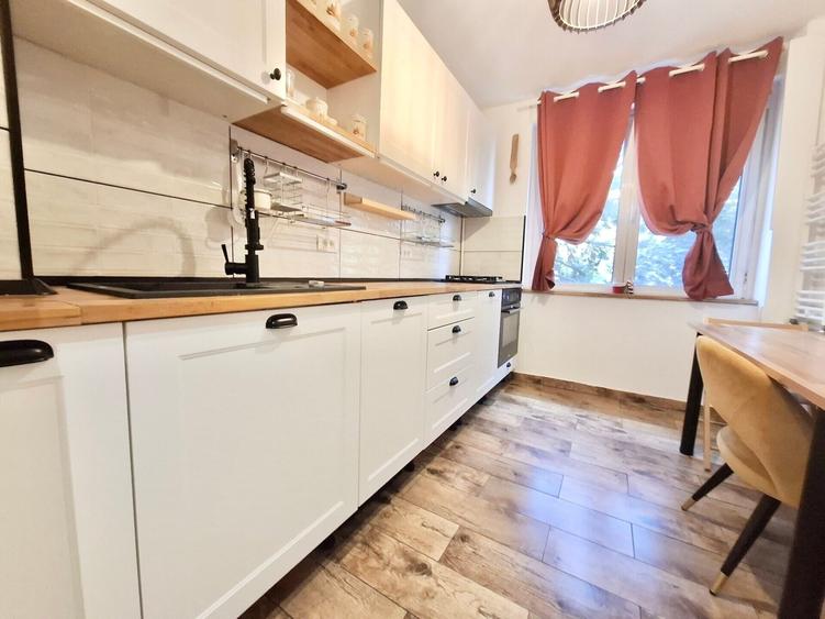 Apartament cu 2 camere semidecomandat, mobilat în Pajura