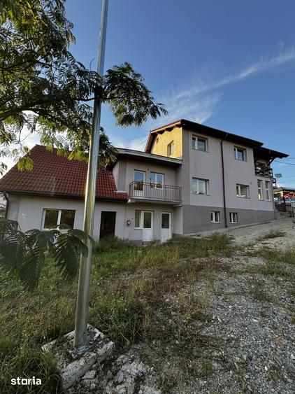 Casă cu 8 camere cu Teren 500 Mp în Iris