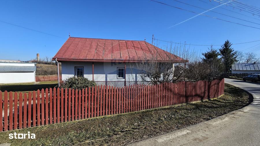 Casă cu 3 camere cu Teren 4900 Mp în Central