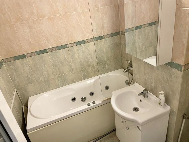 Apartament cu 3 camere decomandat în Complex Studențesc