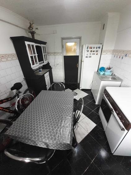 Apartament cu 4 camere decomandat în Trivale