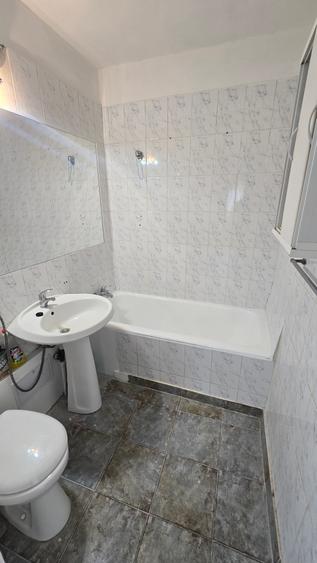 Apartament cu 3 camere semidecomandat în Domenii