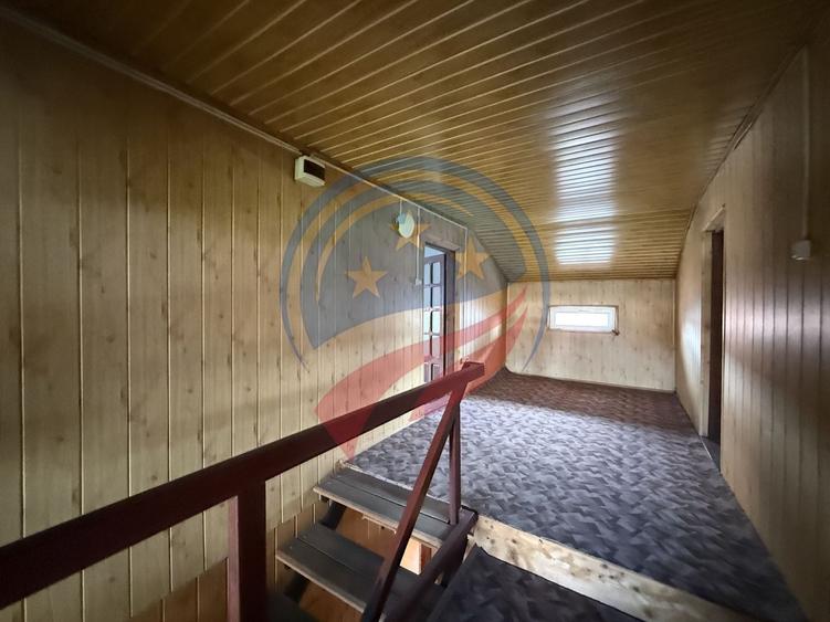 Casă individuală cu 8 camere cu Canalizare în 1 Mai