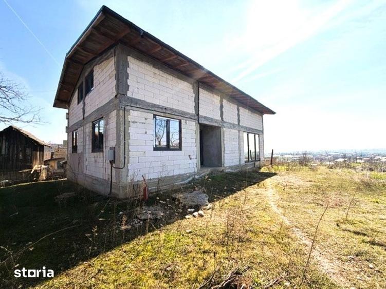 Casă cu 5 camere cu Teren 1490 Mp în Curtișoara
