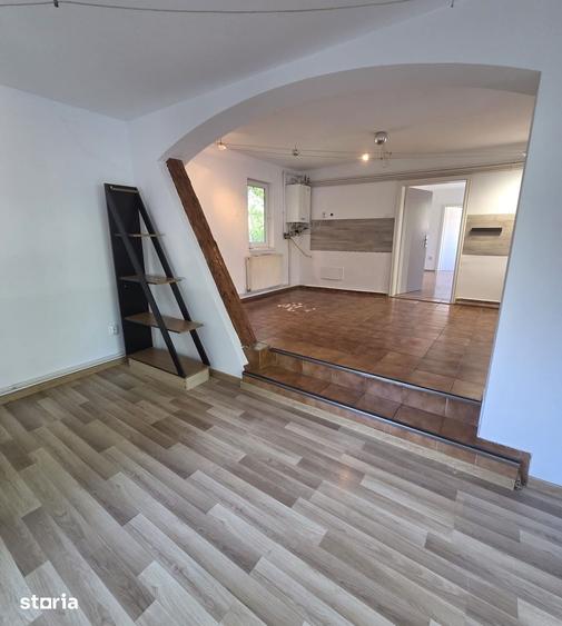 Casă cu 3 camere semidecomandat cu Teren 700 Mp în Aurel Vlaicu