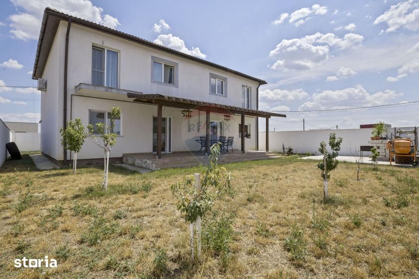 Casă cu 8 camere cu Teren 491 Mp în Central