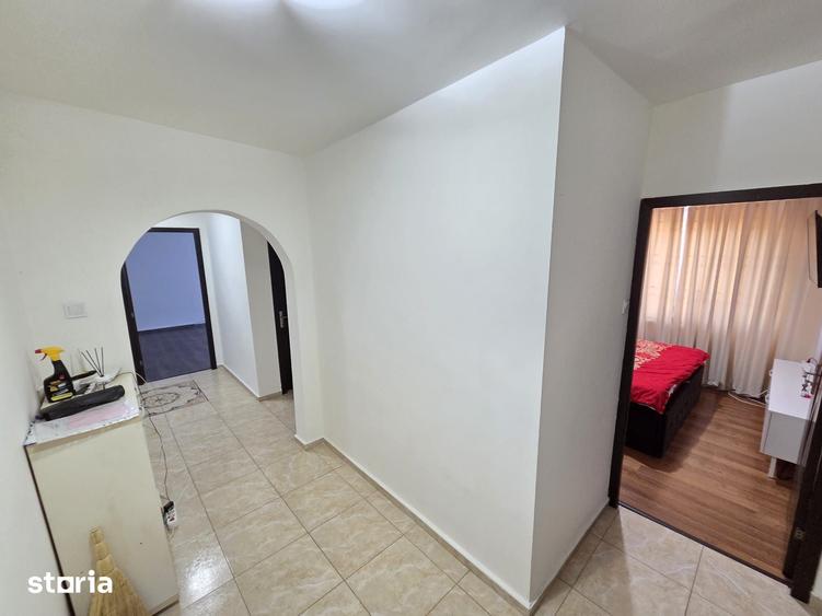 Apartament cu 3 camere decomandat în Micro 6