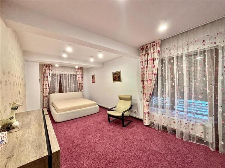 Casă individuală cu 9 camere cu Canalizare în Cioplea