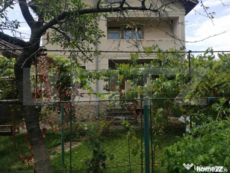 Casă cu 7 camere cu Teren 696 Mp în Central